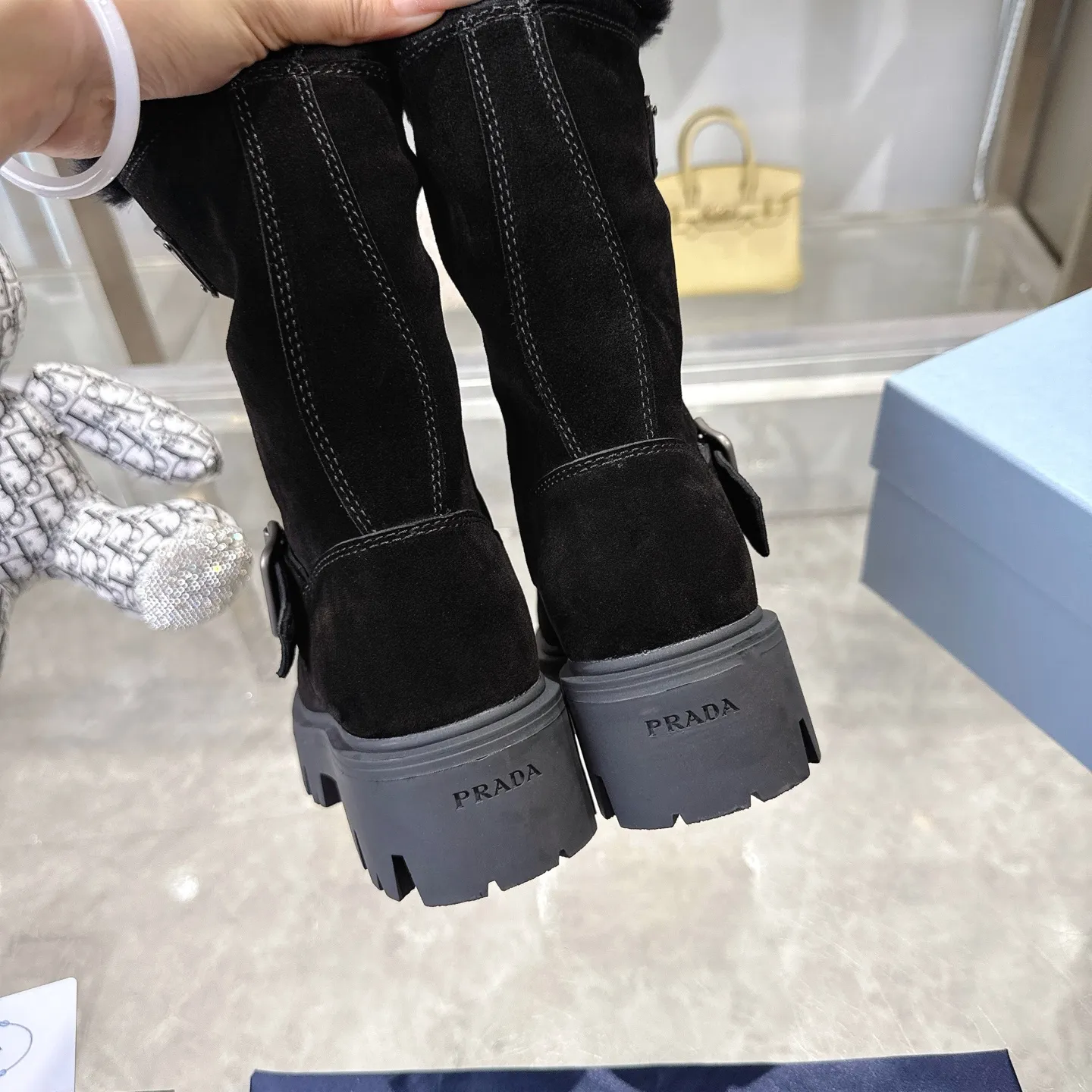 👟👟Ex-factory price 700👟👟 🔥Heavyweight🔥4050 Prada/PRADA autumn and winter snow boots counter new thick-soled anti-ski boots warm wool short boots, the same style as PRADA autumn and winter T-stage catwalk catwalk celebrity stars, original 1:1 replica, high-quality quality! The top version is comfortable on the feet and makes you look slimmer, elegant and intellectual! It is a rare pair of comfortable and warm casual snow boots! ❶Fabric: High mercerized cow suede/first layer cowhide ❷Lining: %100 pure wool imported from Australia ❸Feet: %100 pure wool imported from Australia ❹Outsole: Original TPU foam bottom Four-color women's sizes: 36–42. Complete packaging, with certified pure cotton bag after-sales service card.